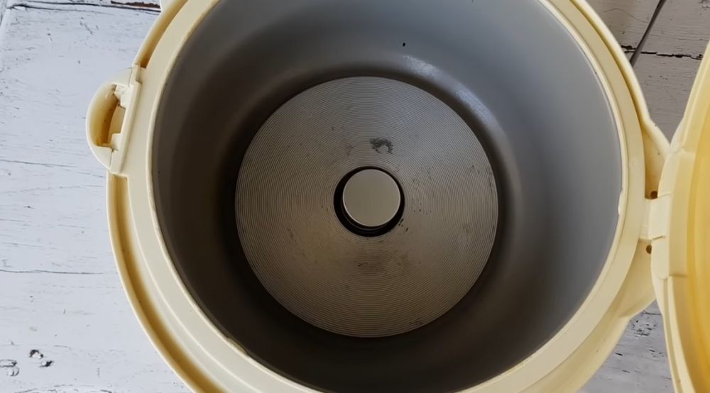 Cara bersihkan kerak bagian dalam rice cooker, kinclong seperti baru cuma pakai 3 bahan