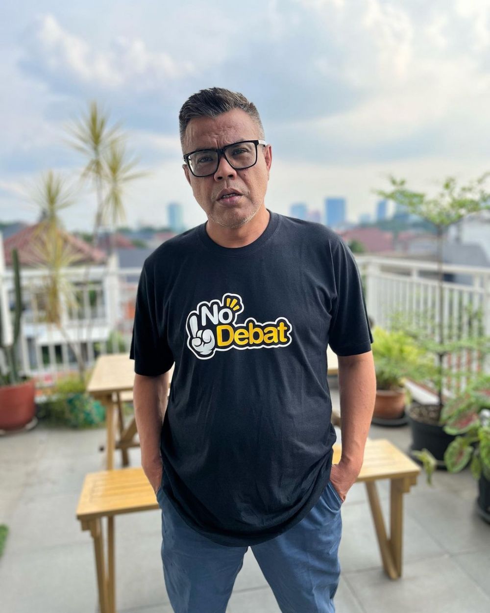 potret terbaru cowok polos pakai kemeja kini jadi komedian top © 2023 brilio.net