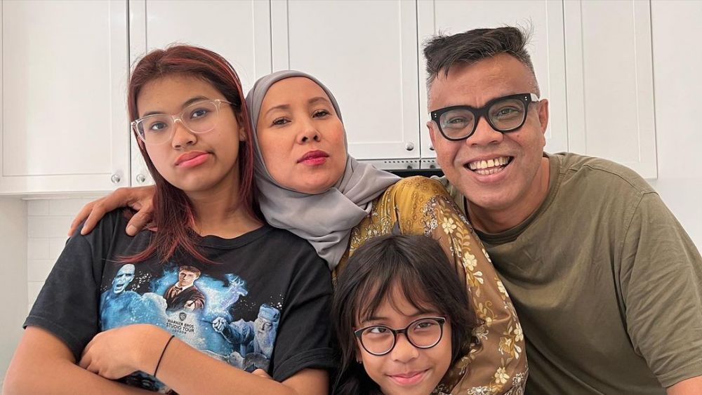 potret terbaru cowok polos pakai kemeja kini jadi komedian top © 2023 brilio.net potret terbaru cowok polos pakai kemeja kini jadi komedian top © 2023 brilio.net