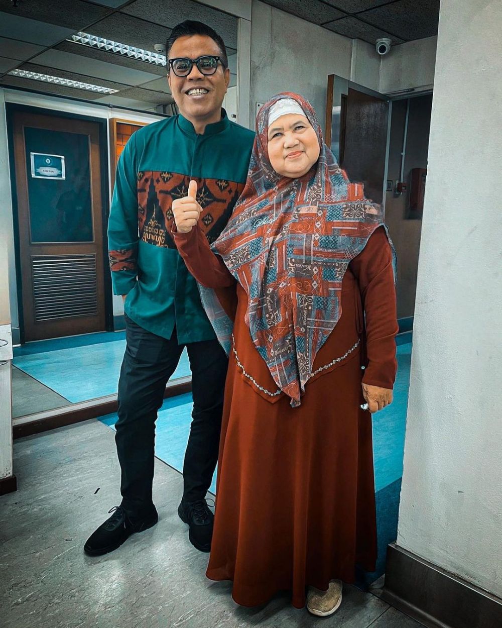 potret terbaru cowok polos pakai kemeja kini jadi komedian top © 2023 brilio.net