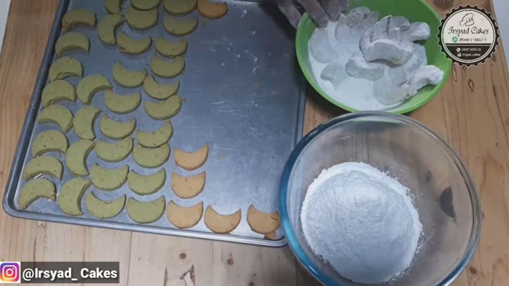 Trik supaya gula kue putri salju bisa menempel sempurna, perhatikan suhu dan teksturnya