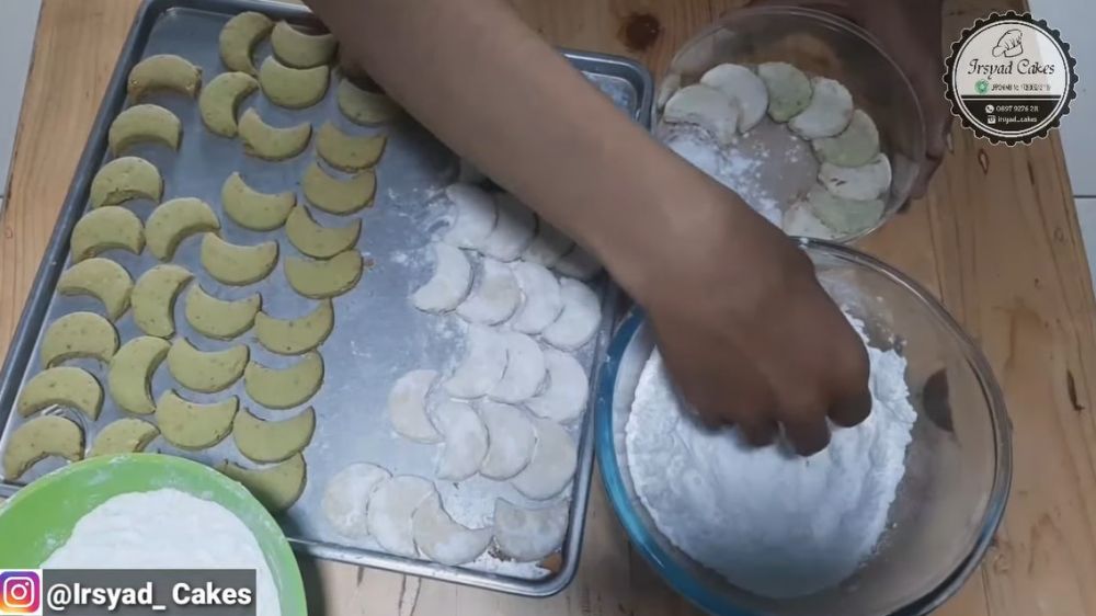 Trik supaya gula kue putri salju bisa menempel sempurna, perhatikan suhu dan teksturnya