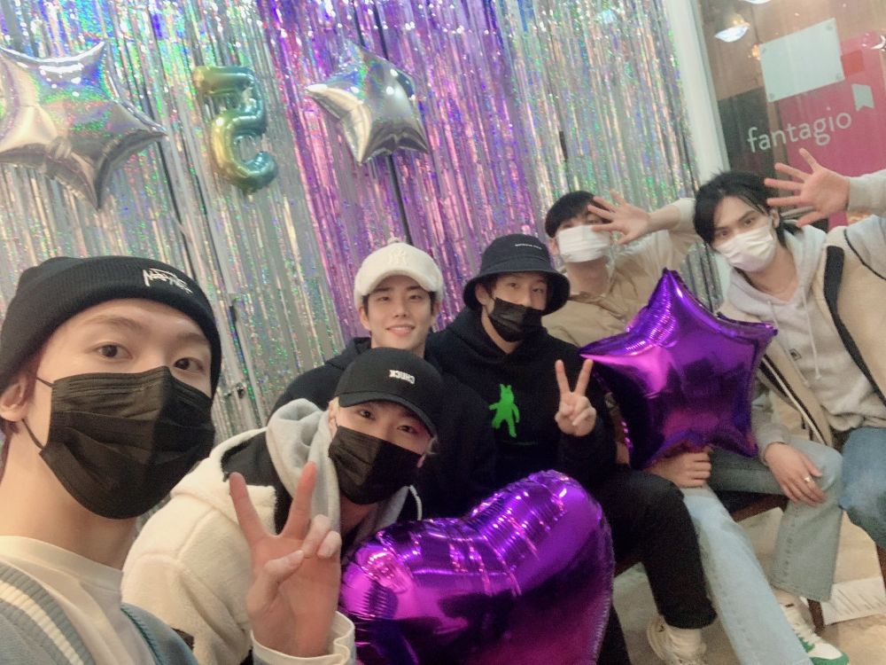 Moonbin bareng member ASTRO © berbagai sumber