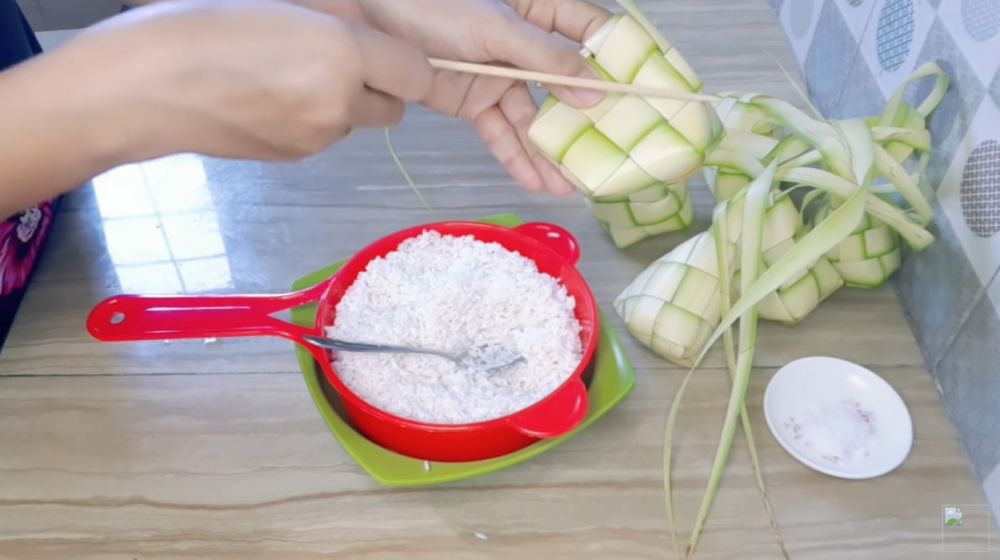 Cara merebus ketupat tanpa presto ini bikin awet 2 hari di suhu ruang