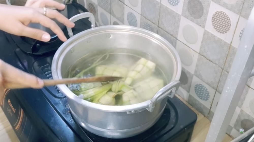 Cara merebus ketupat tanpa presto ini bikin awet 2 hari di suhu ruang