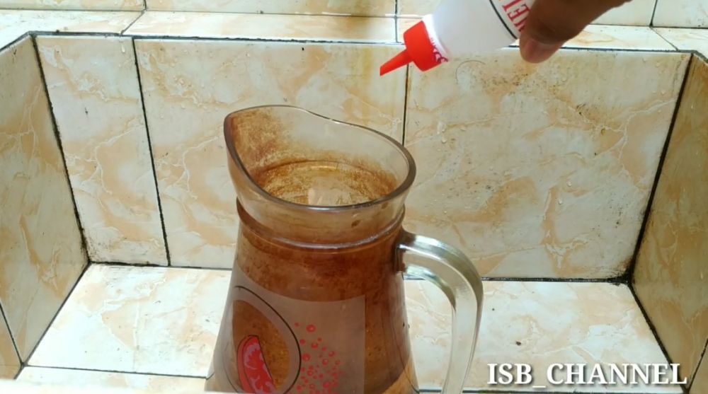 Trik membersihkan kerak teh di teko kaca, ampuh pakai satu bahan dapur