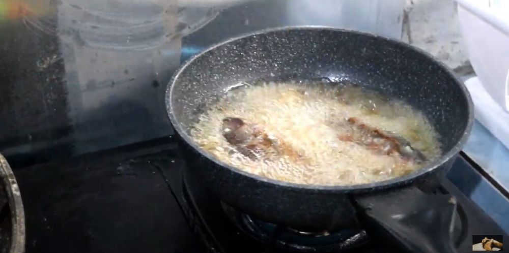 Cuma butuh 10 menit, ini cara cepat mencairkan ikan beku dari freezer