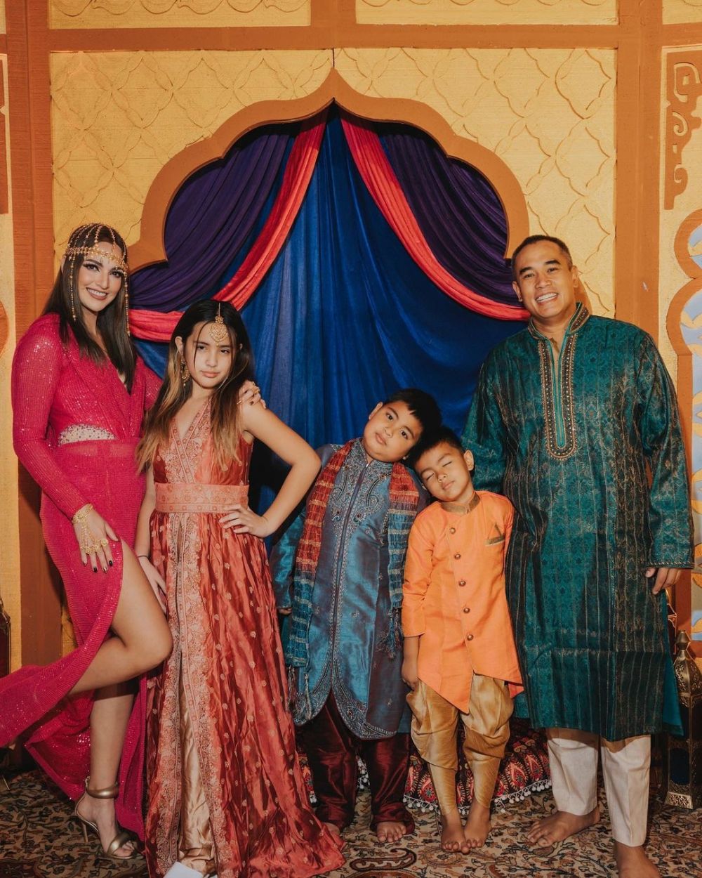 8 Pemotretan keluarga Nia Ramadhani & Ardi Bakrie bertema Arabian Night, aura Mikhaya layaknya model