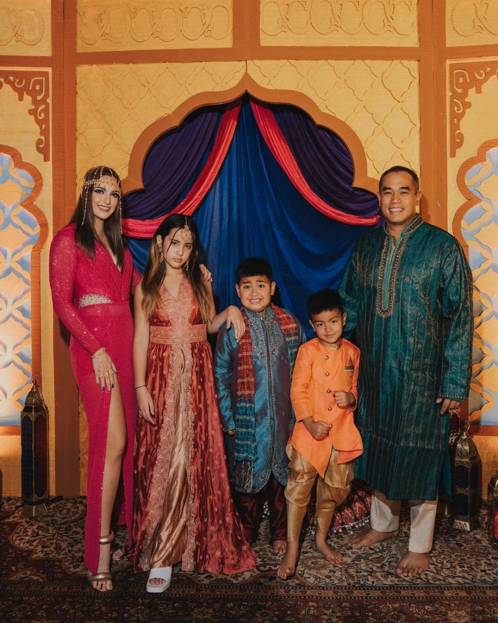 8 Pemotretan keluarga Nia Ramadhani & Ardi Bakrie bertema Arabian Night, aura Mikhaya layaknya model