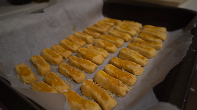 Kreasi kue kering Lebaran 10 seleb yang menggiurkan & mudah dibuat, Ussy Sulistiawaty pakai resep ibu