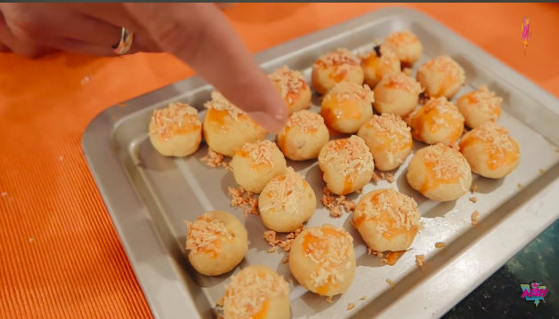 Kreasi kue kering Lebaran 10 seleb yang menggiurkan & mudah dibuat, Ussy Sulistiawaty pakai resep ibu