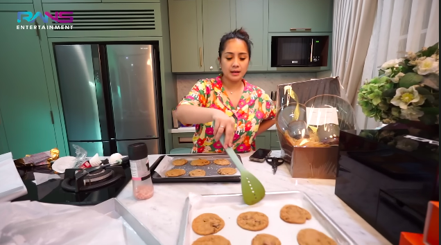 Kreasi kue kering Lebaran 10 seleb yang menggiurkan & mudah dibuat, Ussy Sulistiawaty pakai resep ibu