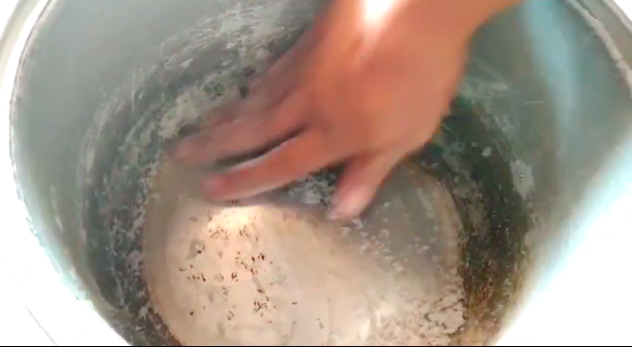 Tanpa sabun, ini trik hilangkan kerak gosong di panci rice cooker cuma pakai 1 bahan dapur