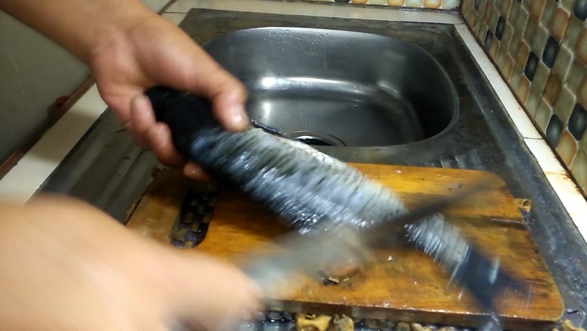 Tak perlu was-was lagi, ini cara sederhana menyiangi ikan mas agar isi perut bersih dan bebas duri