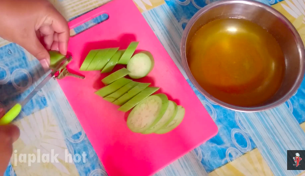 Cara menggoreng terong hijau pakai 1 bahan dapur ini bikin warnanya tetap cantik, makan pun jadi lahap