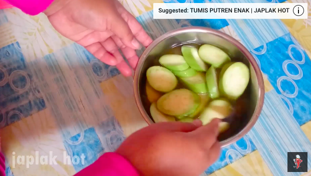 Cara menggoreng terong hijau pakai 1 bahan dapur ini bikin warnanya tetap cantik, makan pun jadi lahap