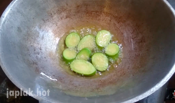 Cara menggoreng terong hijau pakai 1 bahan dapur ini bikin warnanya tetap cantik, makan pun jadi lahap