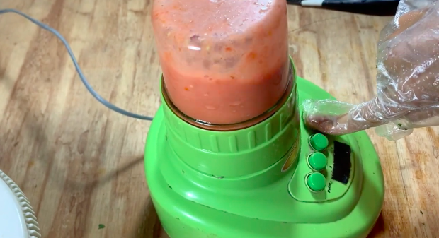 Bukan pakai baking soda, ini trik mengempukkan daging sapi pakai 1 jenis buah