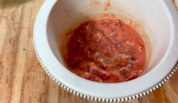 Bukan pakai baking soda, ini trik mengempukkan daging sapi pakai 1 jenis buah