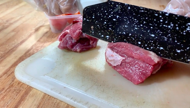 Bukan pakai baking soda, ini trik mengempukkan daging sapi pakai 1 jenis buah