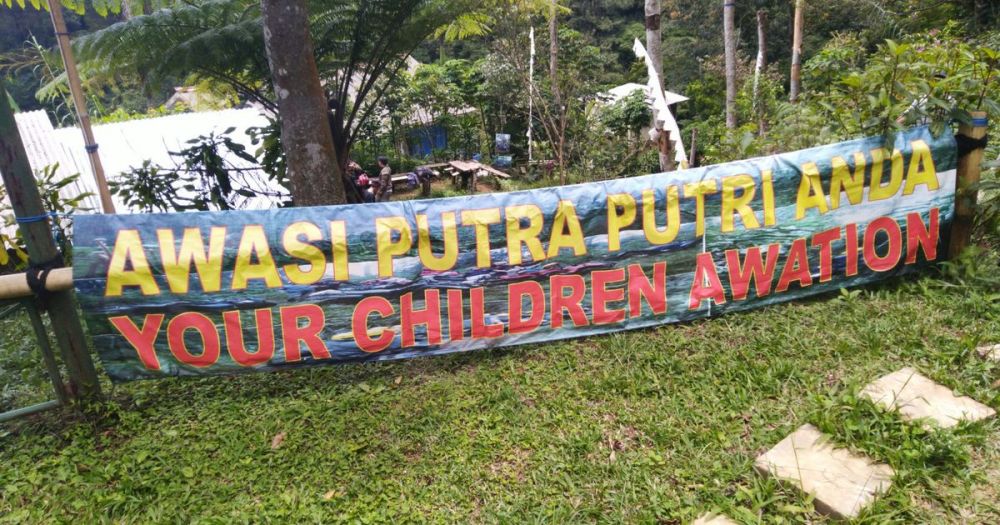 spanduk di tempat wisata © berbagai sumber