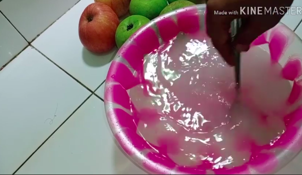 Tak perlu panik, ini trik praktis menghilangkan lapisan lilin pada apel cuma pakai 2 bahan dapur