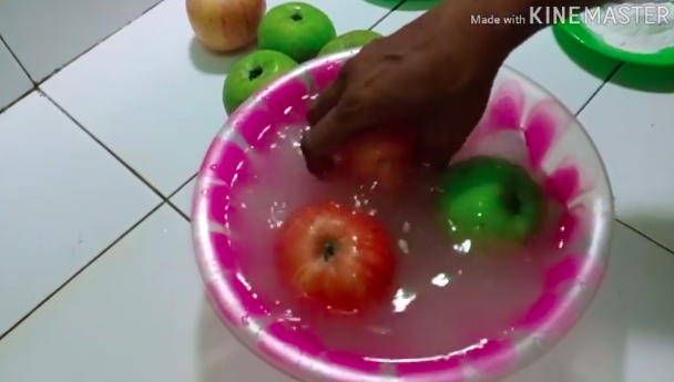 Tak perlu panik, ini trik praktis menghilangkan lapisan lilin pada apel cuma pakai 2 bahan dapur