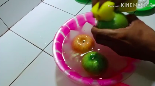 Tak perlu panik, ini trik praktis menghilangkan lapisan lilin pada apel cuma pakai 2 bahan dapur