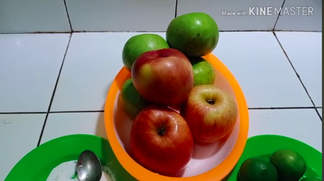 Tak perlu panik, ini trik praktis menghilangkan lapisan lilin pada apel cuma pakai 2 bahan dapur