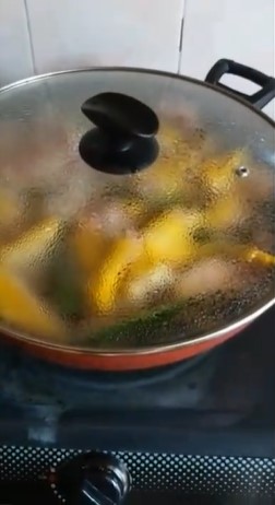 Tak perlu direbus berjam-jam, ini trik mengempukkan daging ayam kampung tua pakai 1 bahan alami