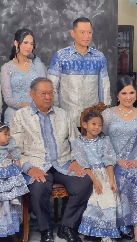 10 Momen pemotretan keluarga Annisa Pohan bareng mertua, penampilan Almira pakai makeup manglingi