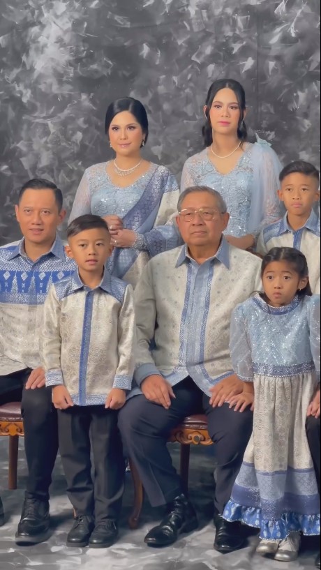 Almira Yudhoyono pakai makeup © Instagram/@barry_irawan