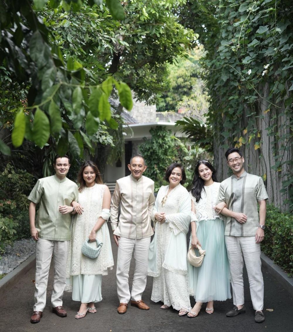 penampilan seleb pakai outfit hijau sage © 2023 brilio.net penampilan seleb pakai outfit hijau sage © 2023 brilio.net