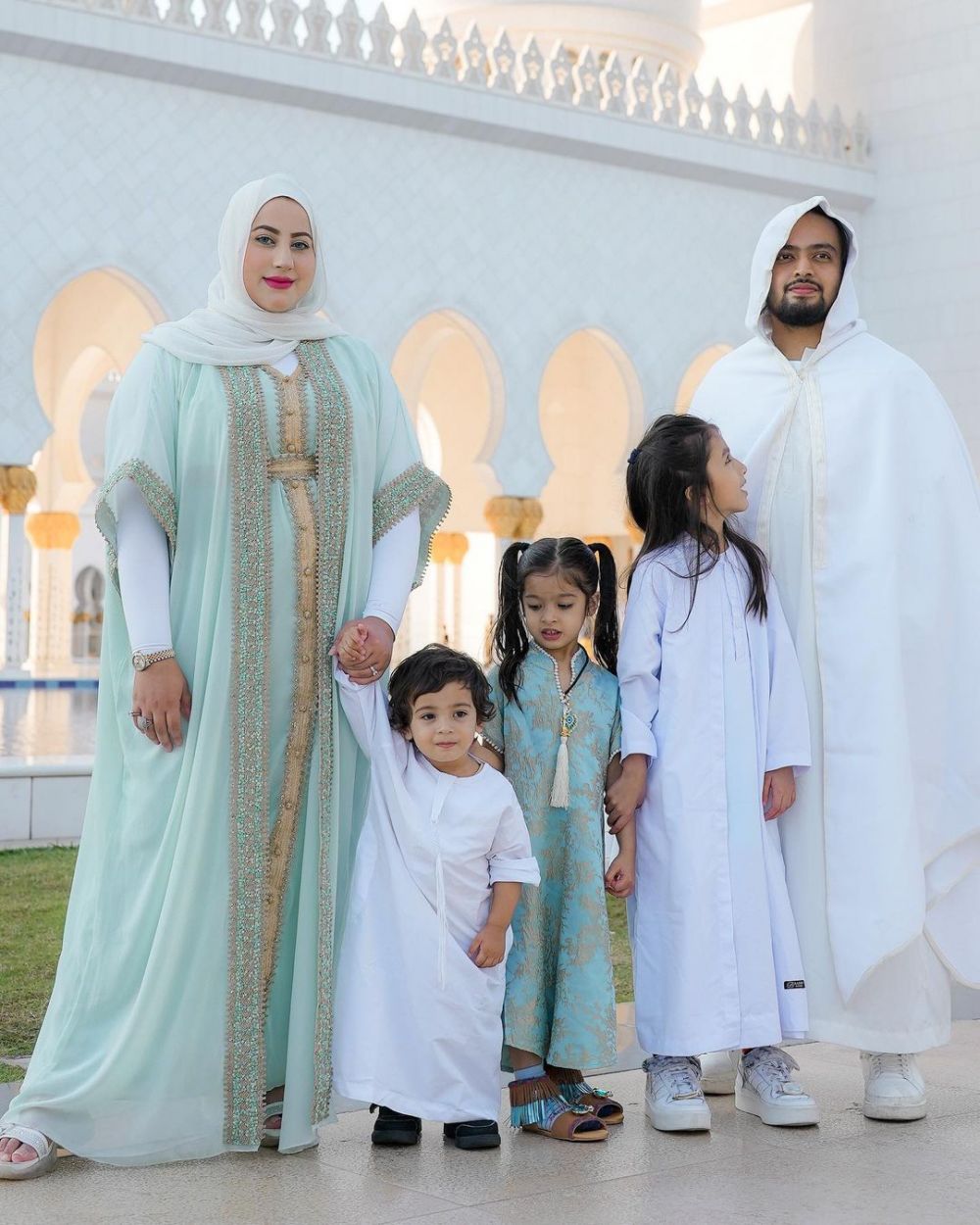 penampilan seleb pakai outfit hijau sage © 2023 brilio.net