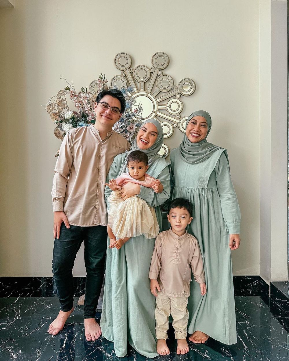 penampilan seleb pakai outfit hijau sage © 2023 brilio.net