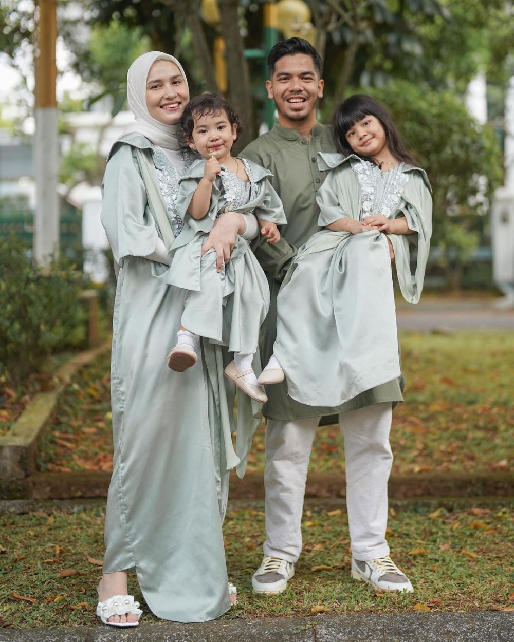 penampilan seleb pakai outfit hijau sage © 2023 brilio.net