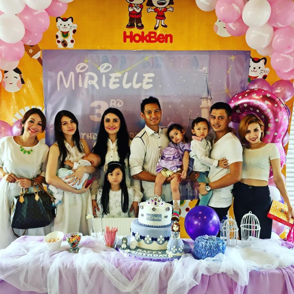 potret kenangan Iqbal Pakula bareng keluarga © berbagai sumber