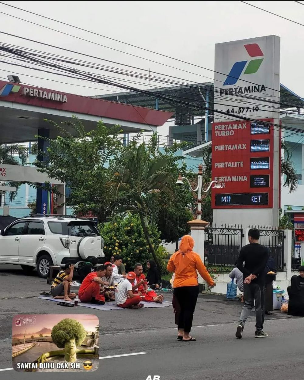 potret kocak kelakuan petugas pom bensin ini sulit dimengerti © berbagai sumber