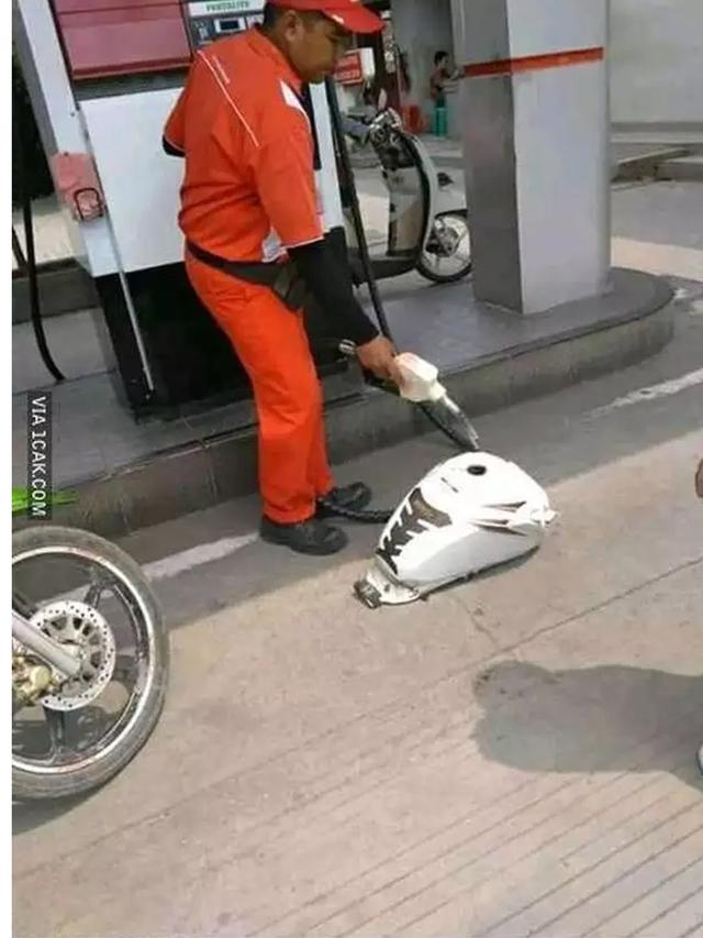 potret kocak kelakuan petugas pom bensin ini sulit dimengerti © berbagai sumber