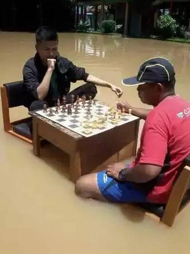 orang main catur ini bikin sang master gagal paham © berbagai sumber orang main catur ini bikin sang master gagal paham © berbagai sumber