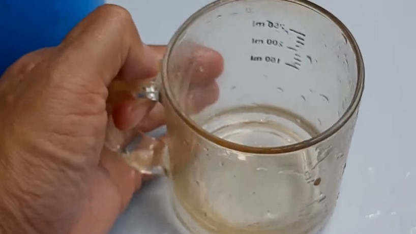 Tak perlu cairan pembersih, ini cara melunturkan noda kekuningan di gelas kaca pakai 1 alat