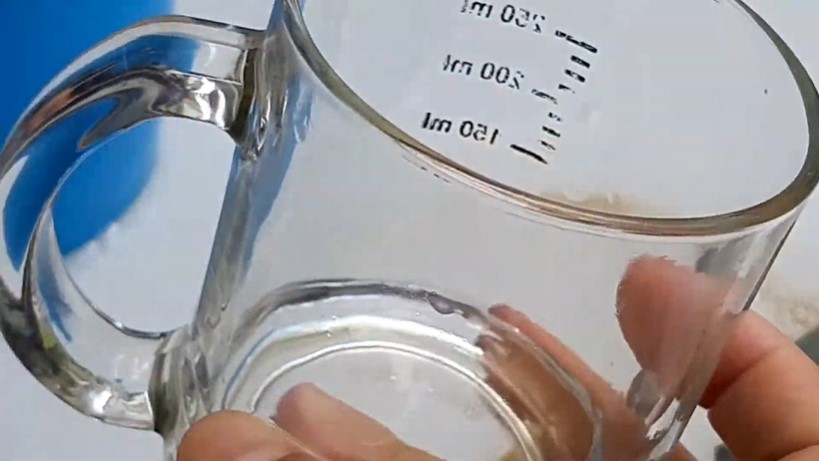 Tak perlu cairan pembersih, ini cara melunturkan noda kekuningan di gelas kaca pakai 1 alat