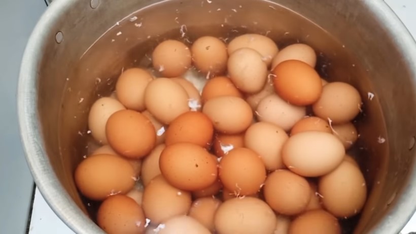 Tanpa tambahan bahan apa pun, ini trik merebus telur agar mudah dikupas, mulus, dan kuning di tengah