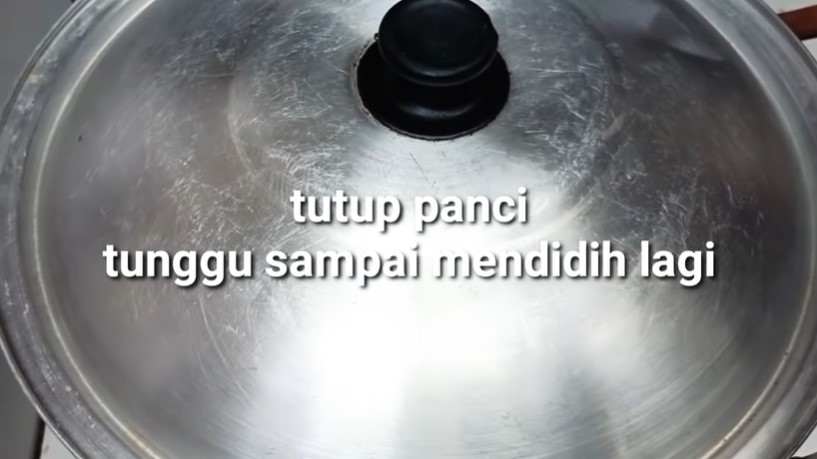 Tanpa tambahan bahan apa pun, ini trik merebus telur agar mudah dikupas, mulus, dan kuning di tengah