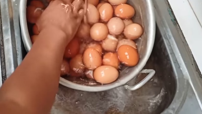 Tanpa tambahan bahan apa pun, ini trik merebus telur agar mudah dikupas, mulus, dan kuning di tengah