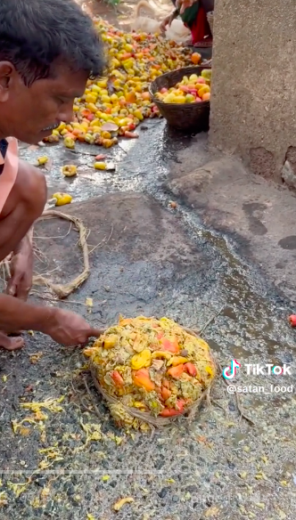 11 Potret pembuatan minuman fermentasi khas India ini jorok, cara dapat sari buahnya bikin ngelus dada