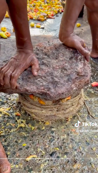 11 Potret pembuatan minuman fermentasi khas India ini jorok, cara dapat sari buahnya bikin ngelus dada
