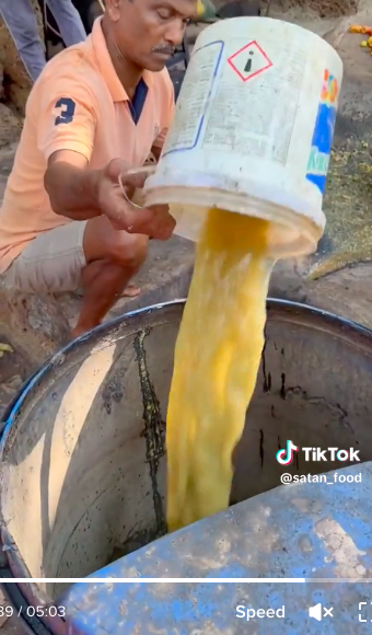 11 Potret pembuatan minuman fermentasi khas India ini jorok, cara dapat sari buahnya bikin ngelus dada