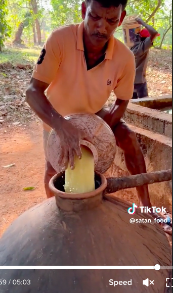 11 Potret pembuatan minuman fermentasi khas India ini jorok, cara dapat sari buahnya bikin ngelus dada