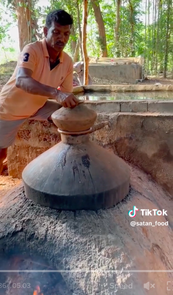 11 Potret pembuatan minuman fermentasi khas India ini jorok, cara dapat sari buahnya bikin ngelus dada